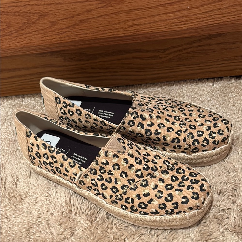 NWT TOMS Leopard Print Espadrille Flats 6.5 shoes